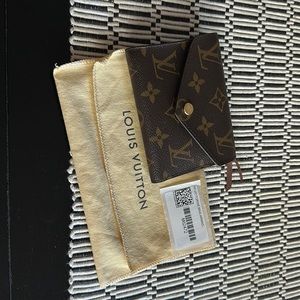 Like new no smell, scratch or rip. Comes with LV cloth that came with it.